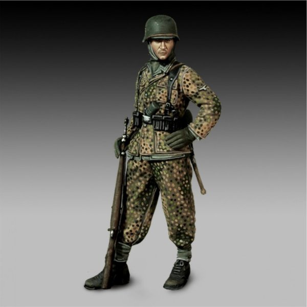 Deutscher Soldat mit Gewehr WWII / 1:48 Royal Model